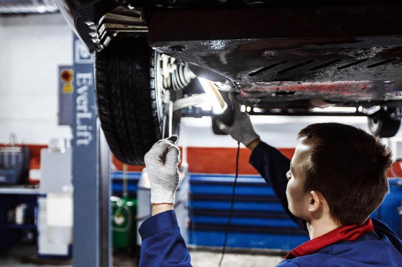 Требуется автослесарь / слесарь по ремонту автомобилей - Изображение #1, Объявление #1660458