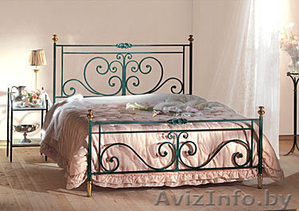 Кровати кованые и из массива.