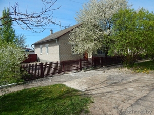 Дом у озера,  рядом большой стадион и спорткомплекс