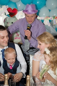 Ведущий с шоу программой Дед Мороз и Снегурочка.