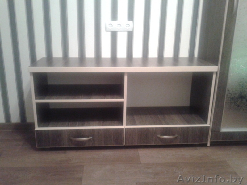 Продаётся компьютерный стол,тумба под телевизор и шкаф - Изображение #4, Объявление #976780